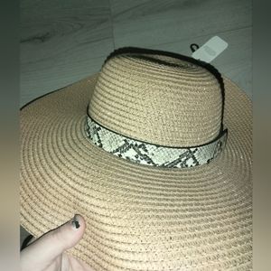 Woven floppy hat with a snakeskin band attached NWT cute summer vacation shimmer